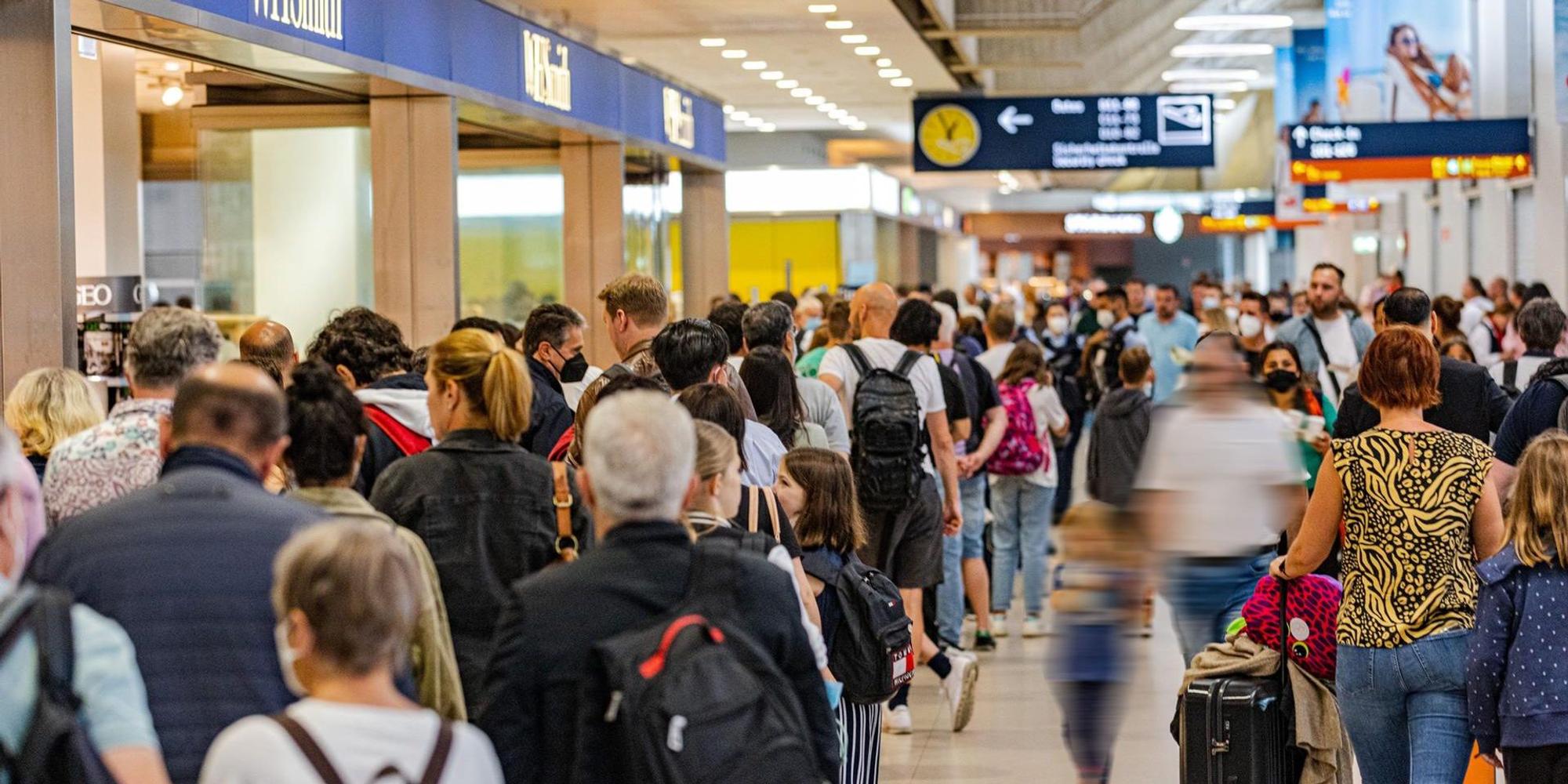 Lange Schlangen am Flughafen in Köln