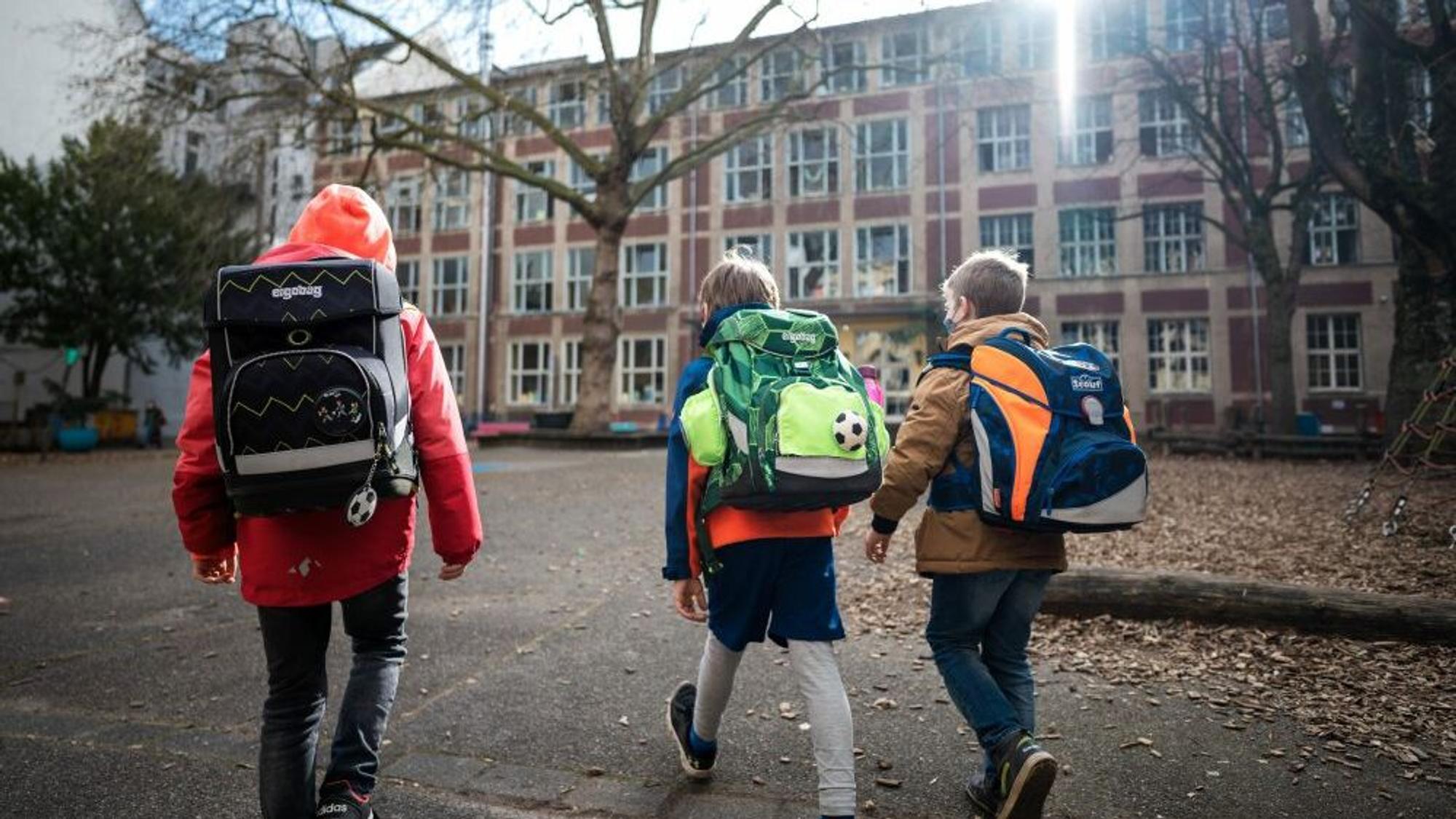 Schulkinder vor dem Gebäude der Gemeinschaftsgrundschule Antwerpener Straße.