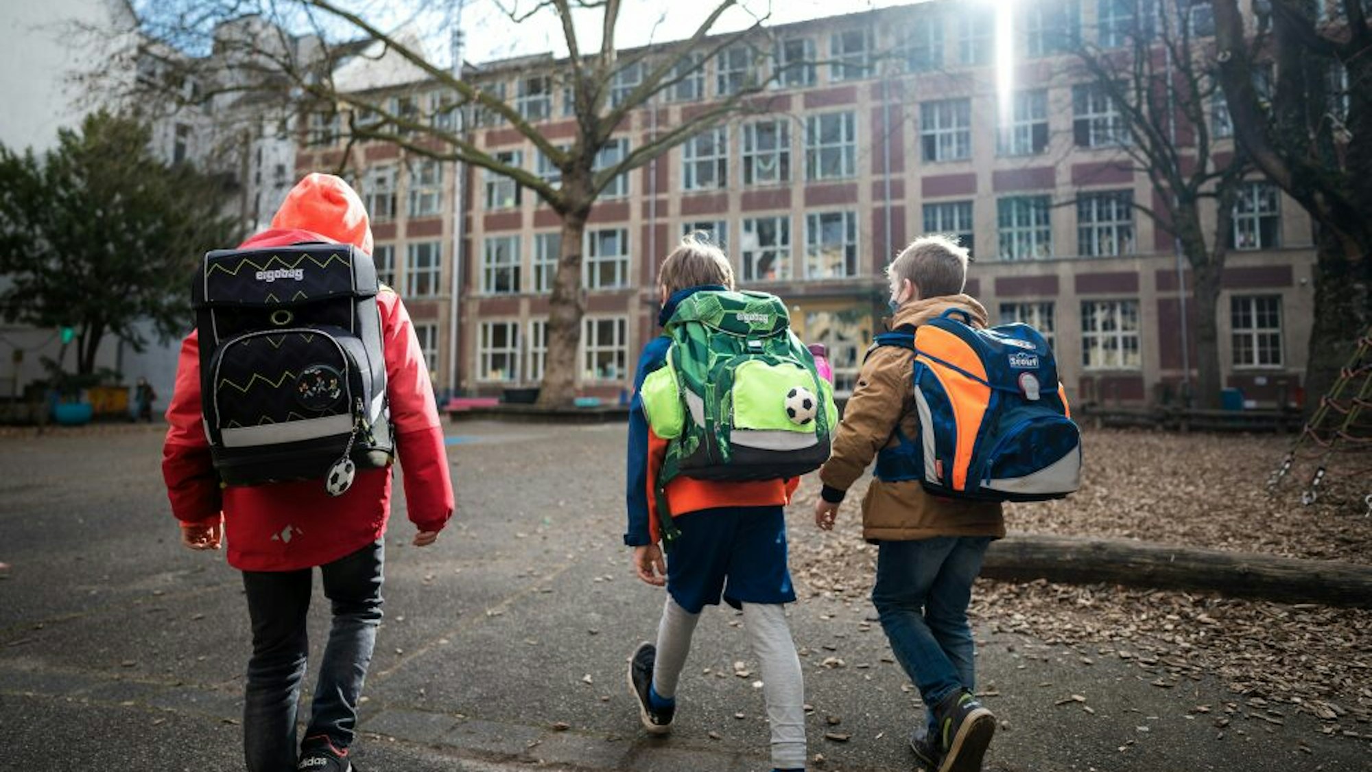 Schulkinder vor dem Gebäude der Gemeinschaftsgrundschule Antwerpener Straße.