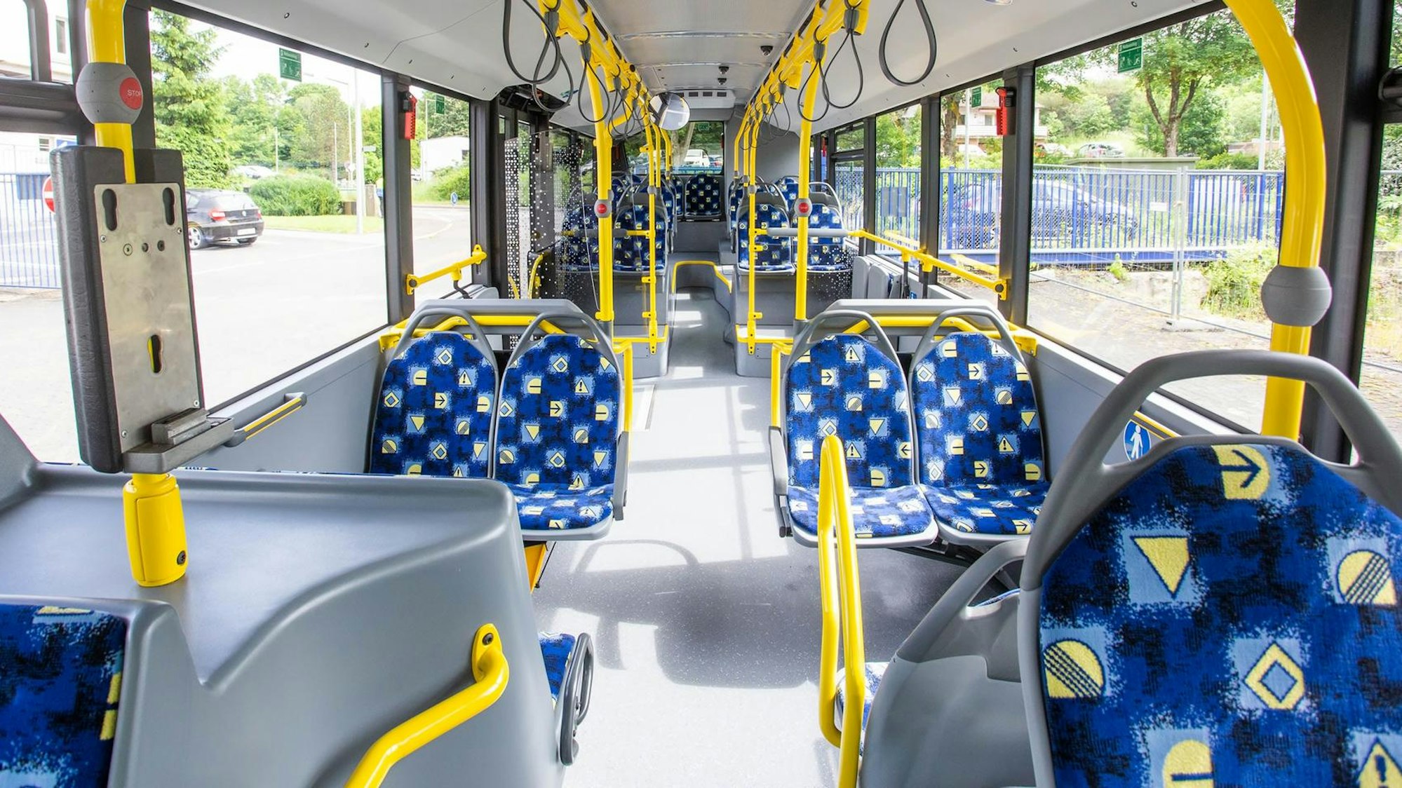 Der Innenraum eines Linienbusses.