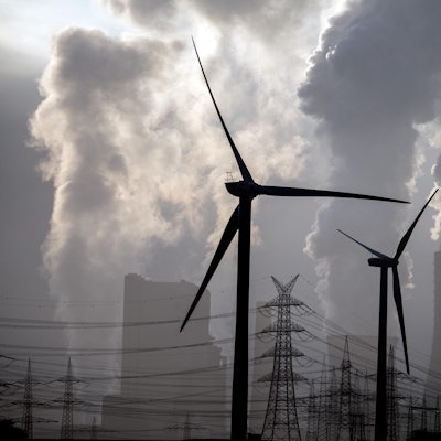 windräder vor Kraftwerk