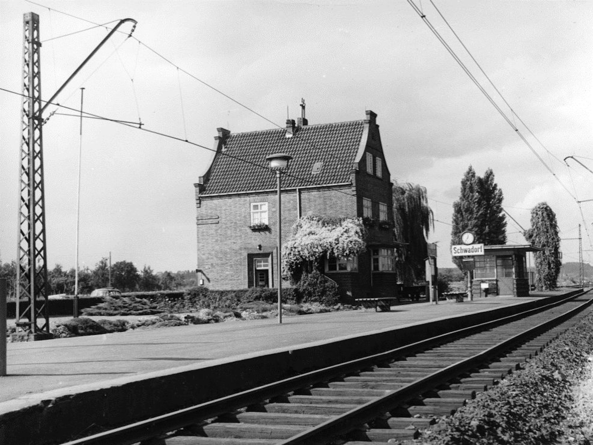 Bahnhofsgebäude Schwadorf historisch