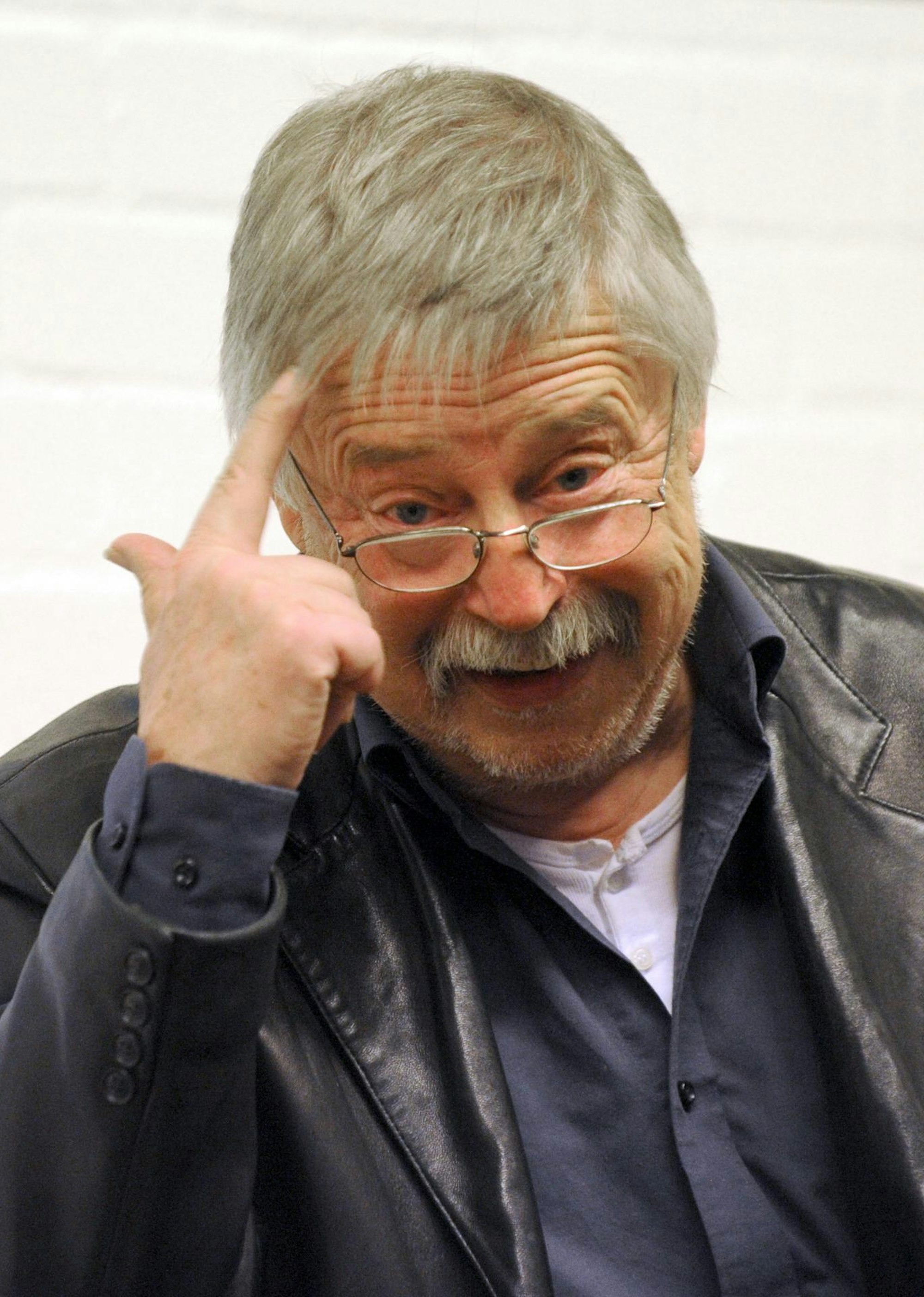 Wolf Biermann zeigt den Vogel