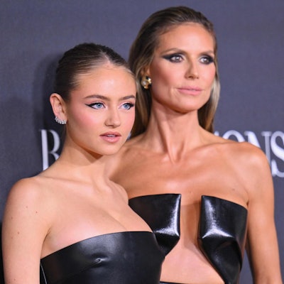 Leni Klum und ihre Mutter Heidi Klum posieren für Fotografen.