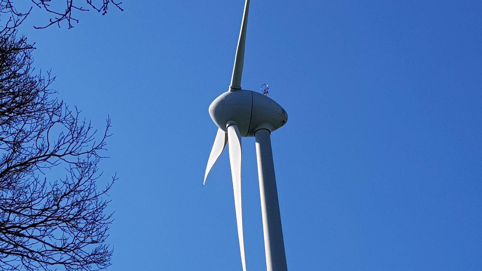 Windrad in Elsenroth vor blauem Himmel