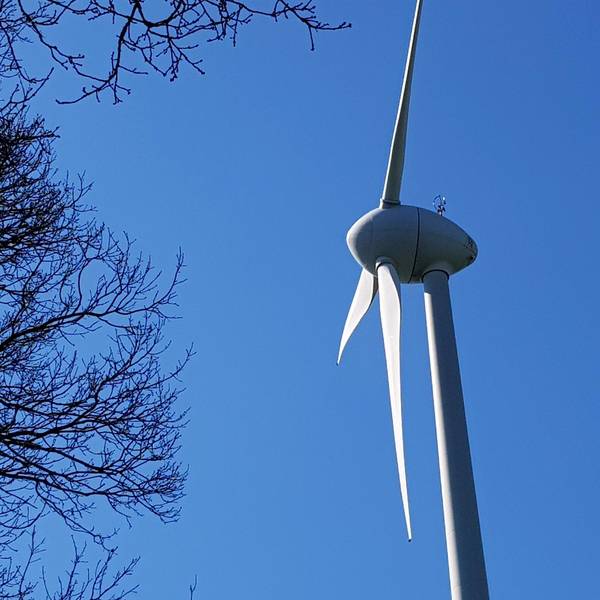 Windrad in Elsenroth vor blauem Himmel