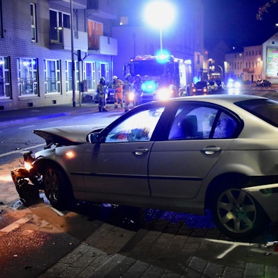 u_2019_04_13_Hausmauer_BMW_-_1