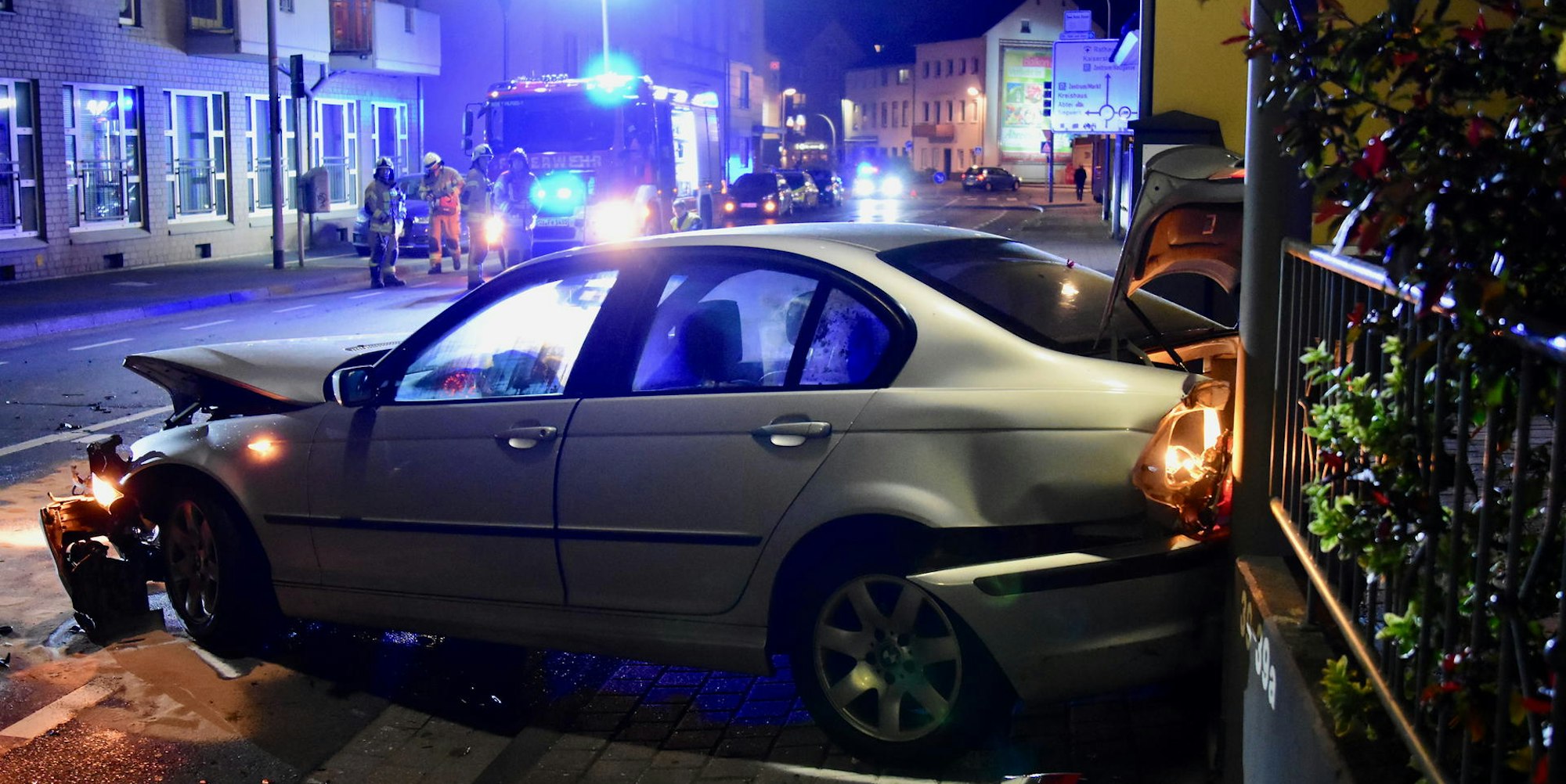 u_2019_04_13_Hausmauer_BMW_-_1