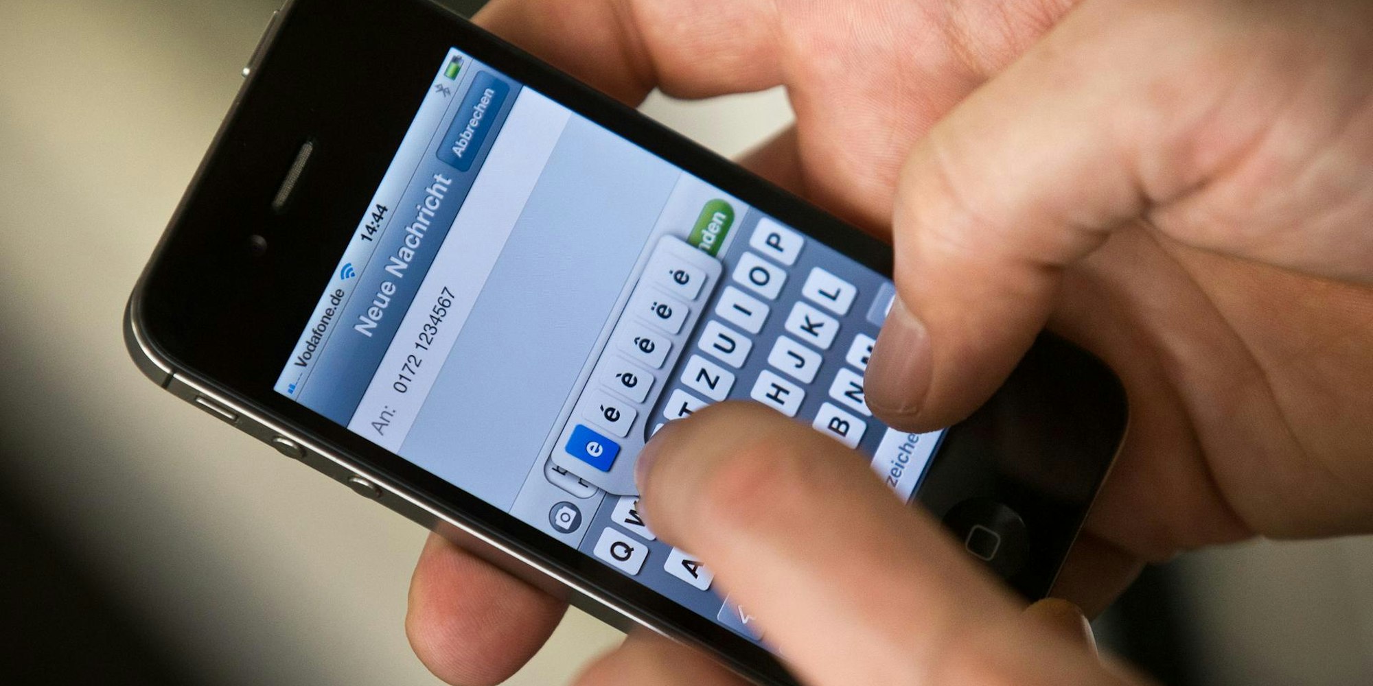 Mann_tippt_Nachricht_auf_Smartphone