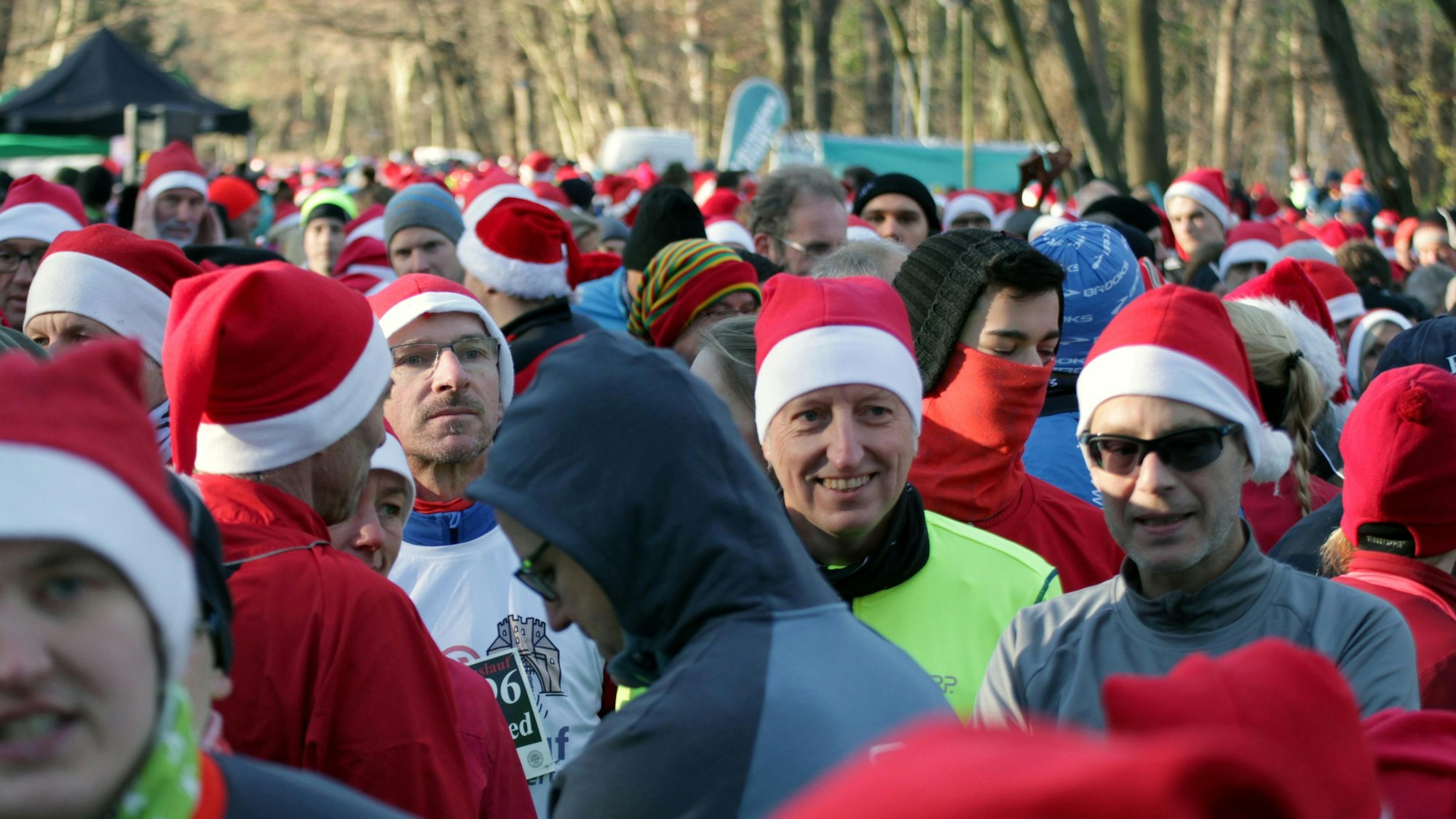Männer in Nikolausmütze warten auf den Startschuss im Stadtwald.
