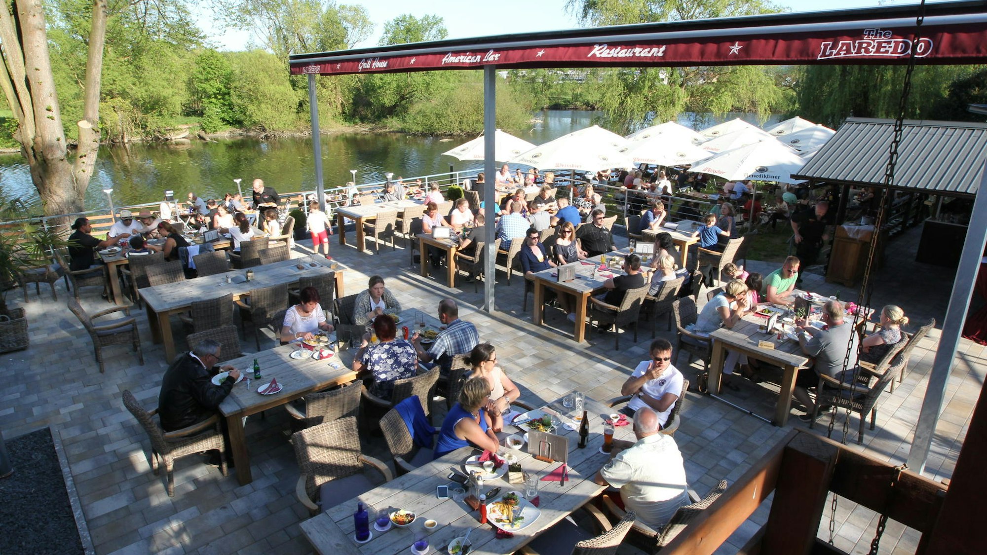 Gäste im Biergarten von Braddy's Laredo.
