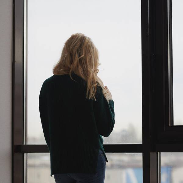 Frau am Fenster Getty Images