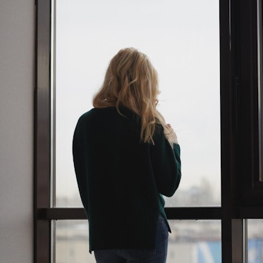 Frau am Fenster Getty Images