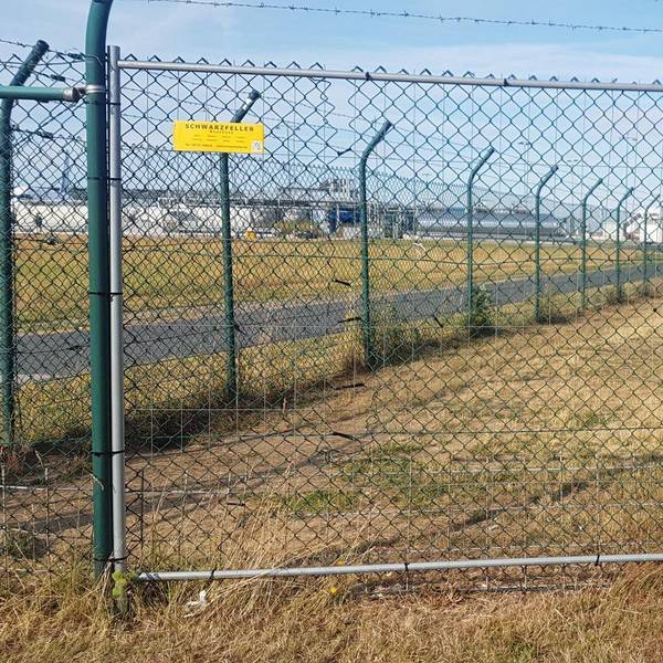 Loch_im_Zaun_Flughafen