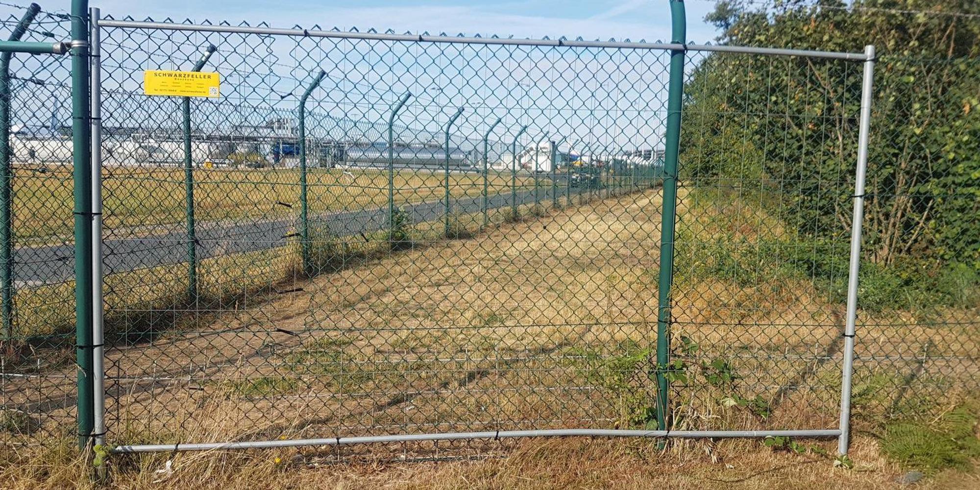 Loch_im_Zaun_Flughafen