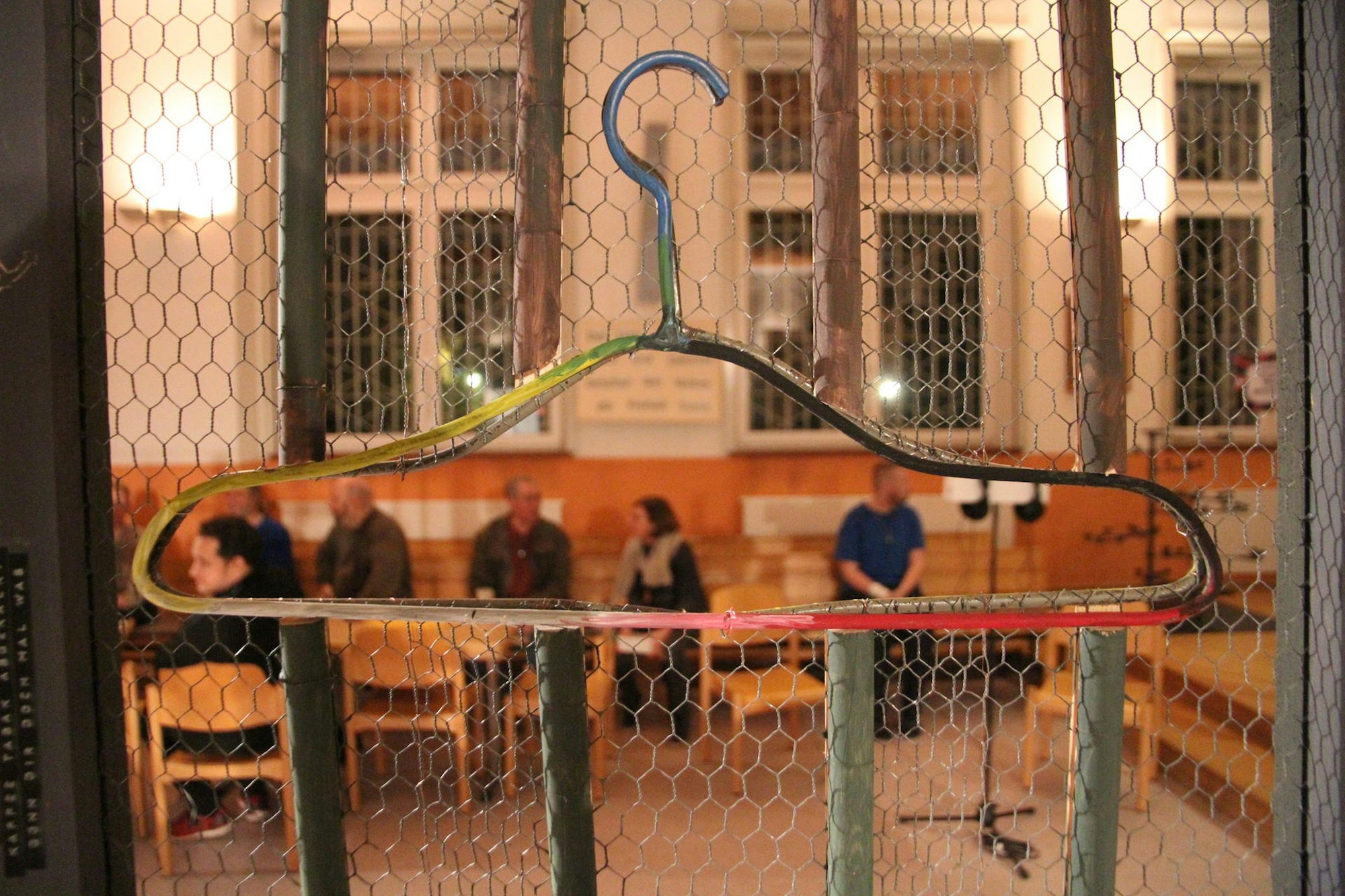 JVA_Siegburg_Kleiderbügel_Detail