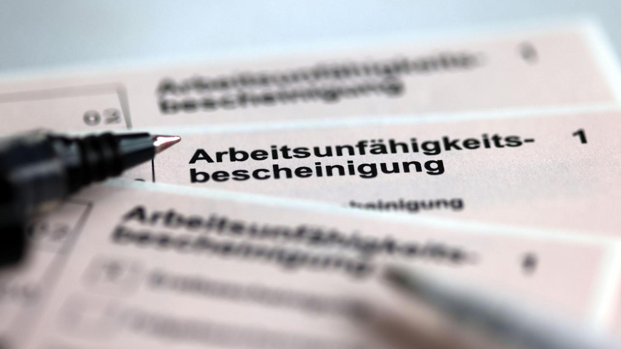 Die neue elektronische Krankmeldung lässt die Zahlen steigen, weil heute kaum noch ein Fehltag in der Statistik vergessen wird.