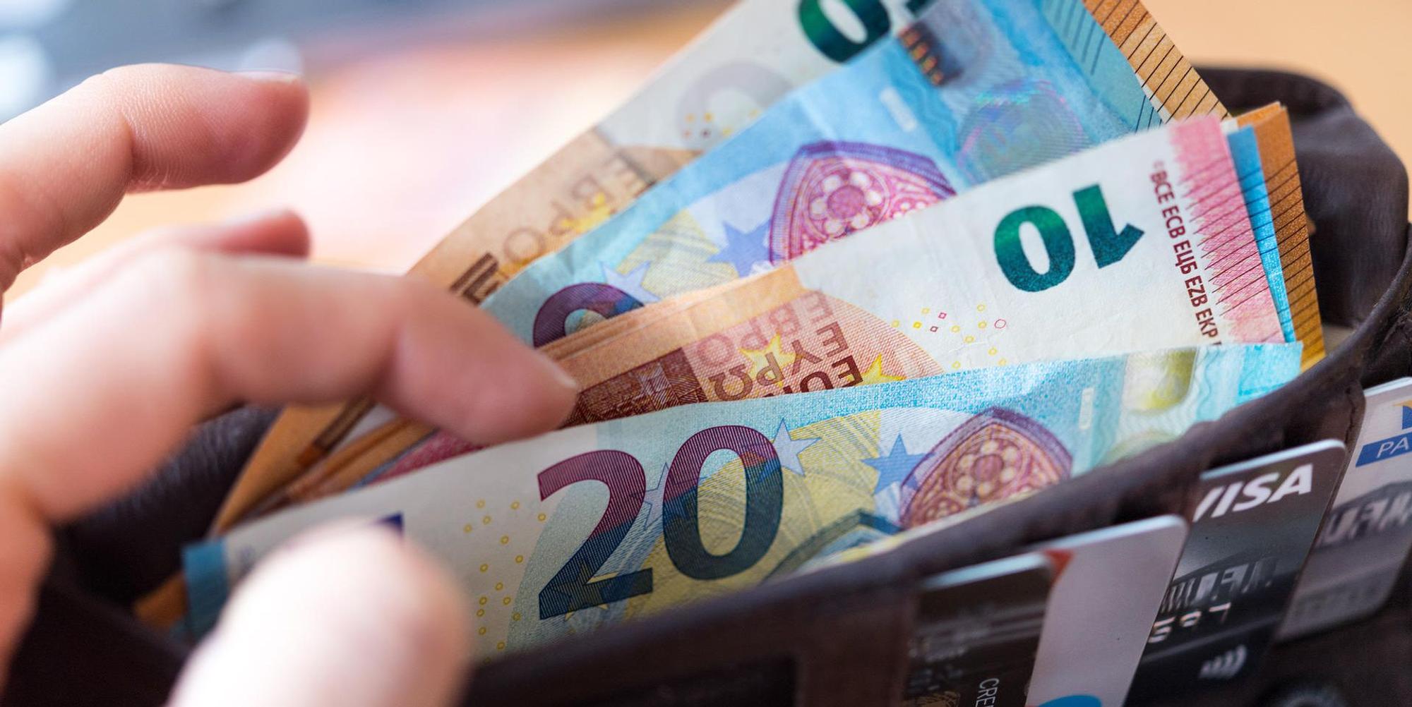 Geldbörse geöffnet mit Scheinen dpa
