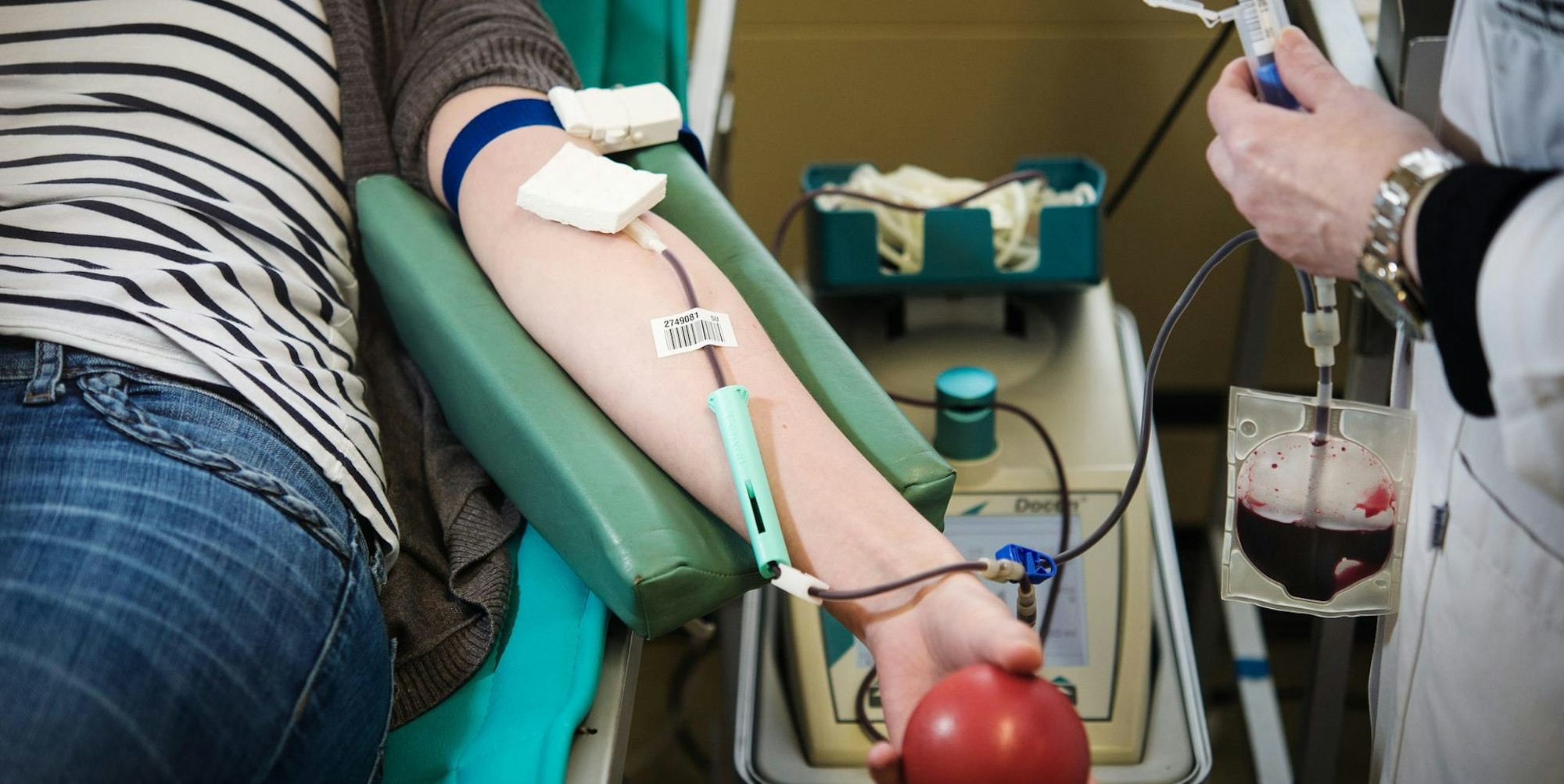 Junge Frau spendet Blut