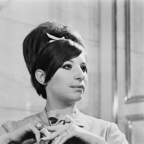 Die junge Barbra Streisand mit weißer Schleife im Haar.