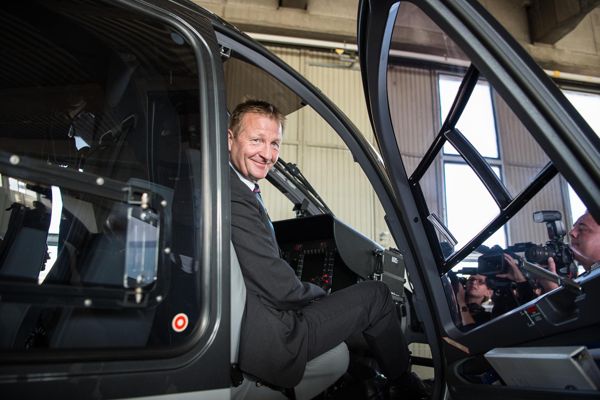 Jäger mit Hubschrauber