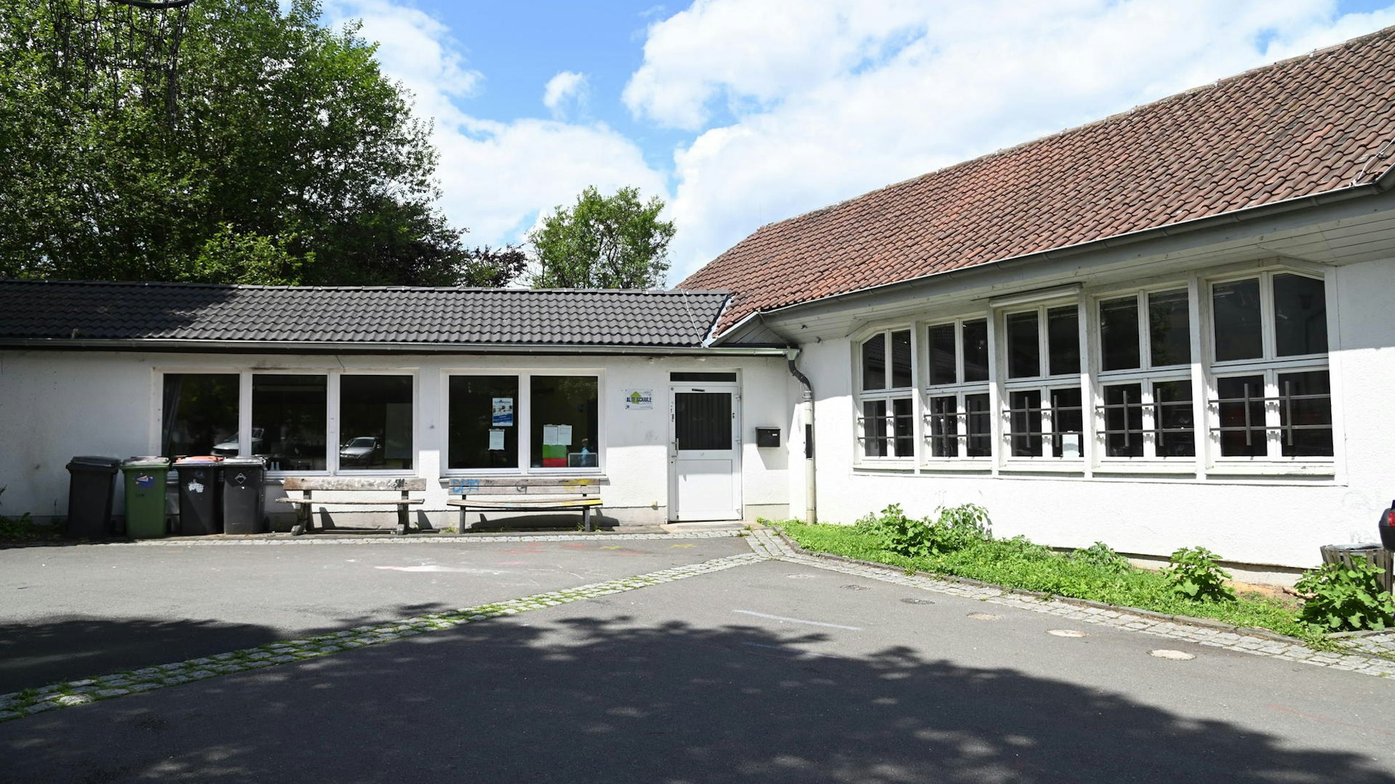 Die Alte Schule in Kürten-Eichhof mit Hof davor