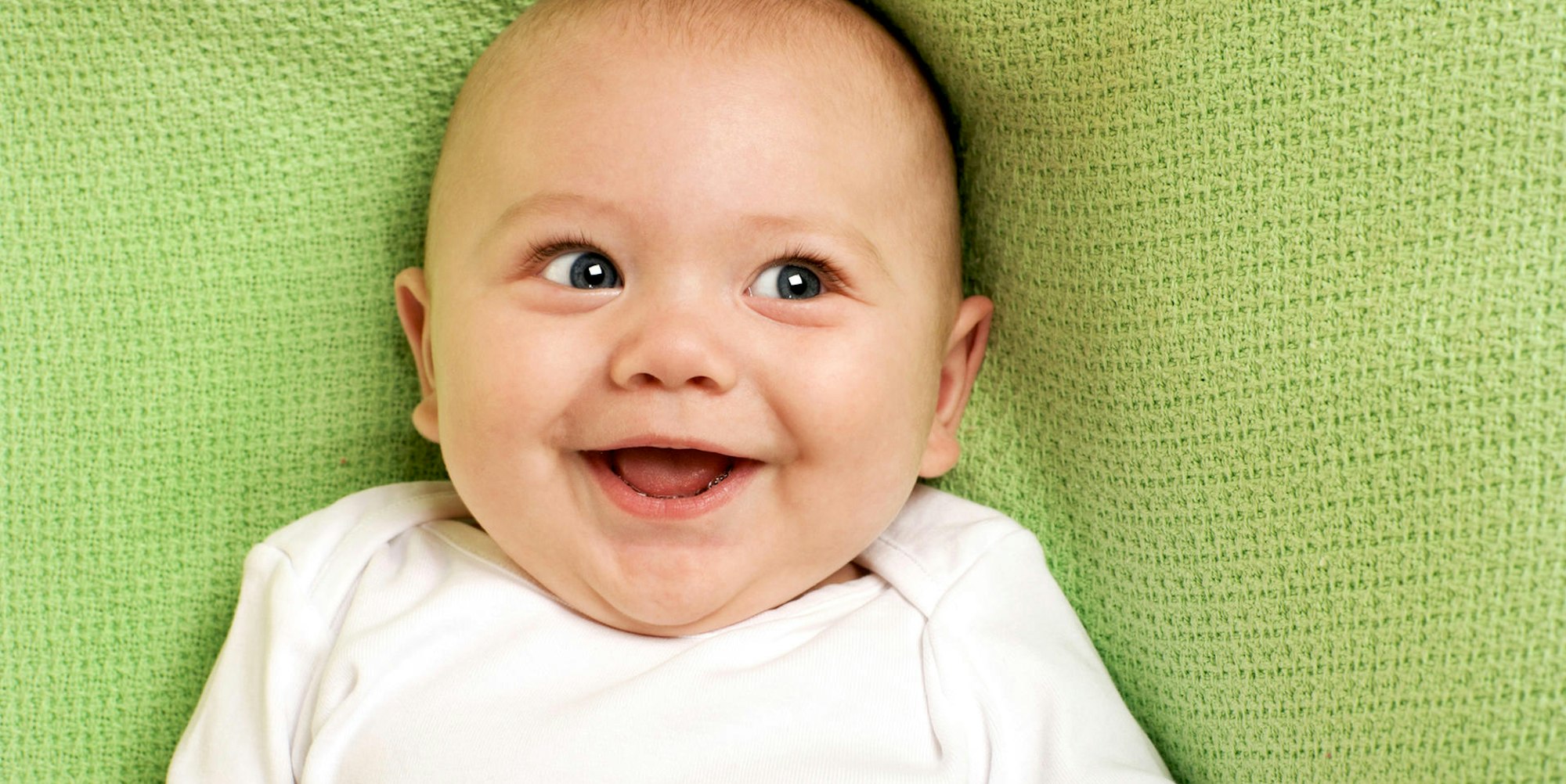 Ein Baby lacht.