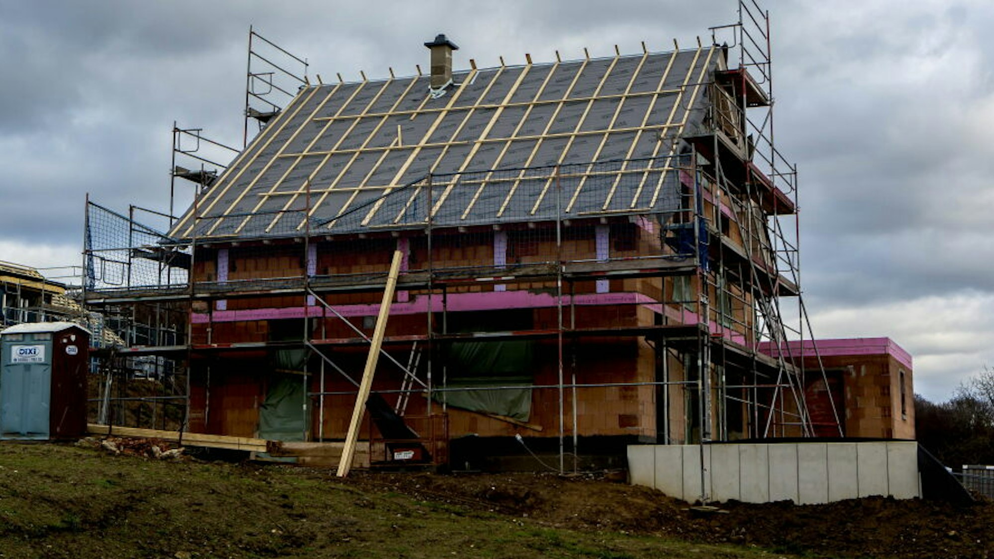 Ein im Rohbau befindliches Einfamilienhaus.