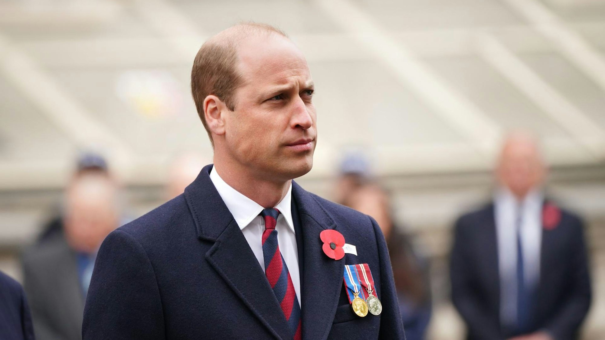 Prinz William schaut ernst.