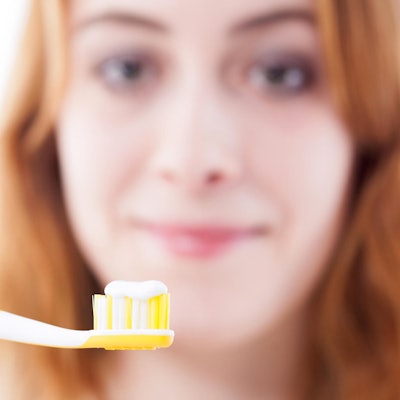 Frau_putzt_sich_die _Zähne