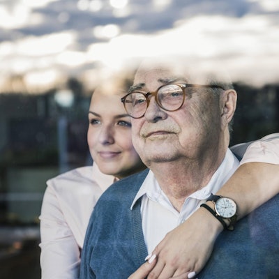 Junge-Frau-umarmt-alten-Vater