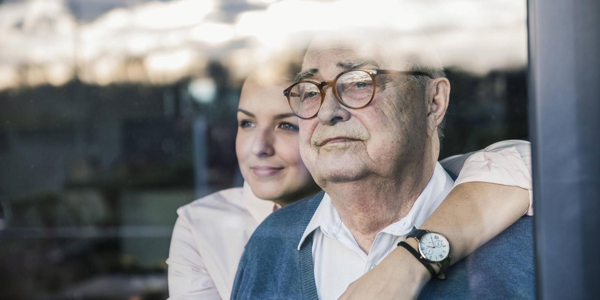 Junge-Frau-umarmt-alten-Vater