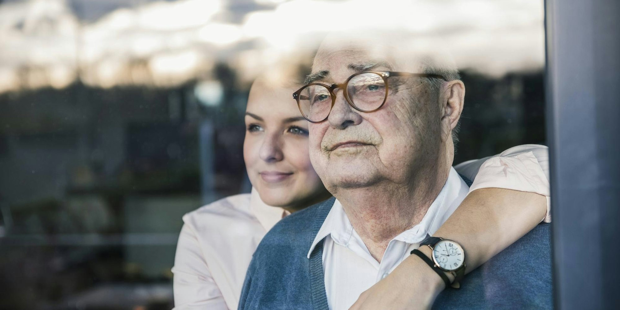 Junge-Frau-umarmt-alten-Vater