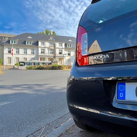 Auf einem Nummernschild steht „OP“.