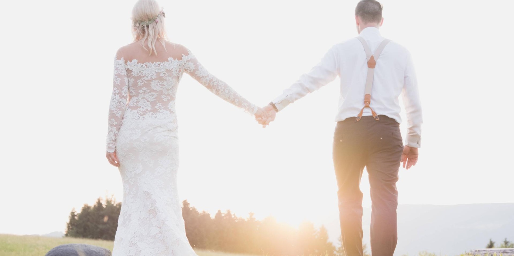 Brautpaar_geht_in_den_Sonnenuntergang