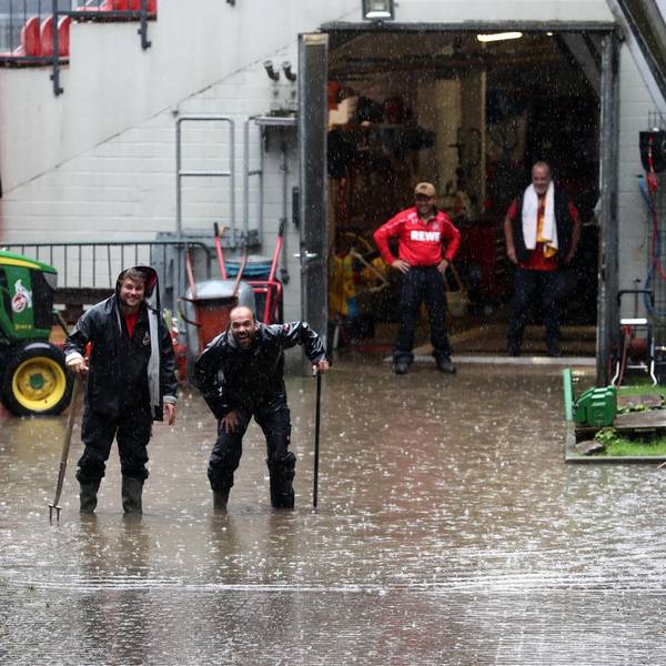 Einsatz vor Stadion in Sülz