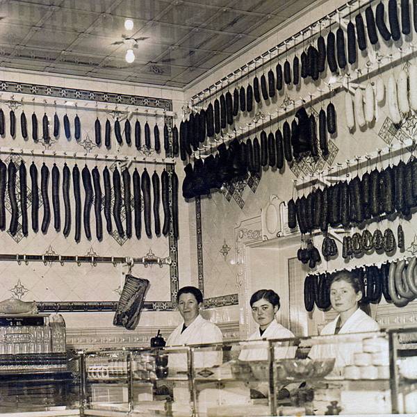 1938_Metzgerei_Theke_mit_Personal_300dpi