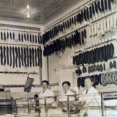 1938_Metzgerei_Theke_mit_Personal_300dpi