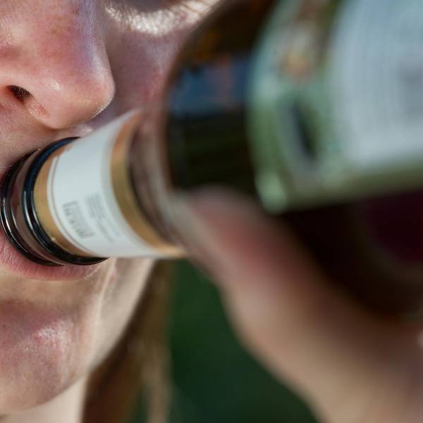 Frau Alkohol Bier Flasche trinken