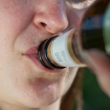 Frau Alkohol Bier Flasche trinken