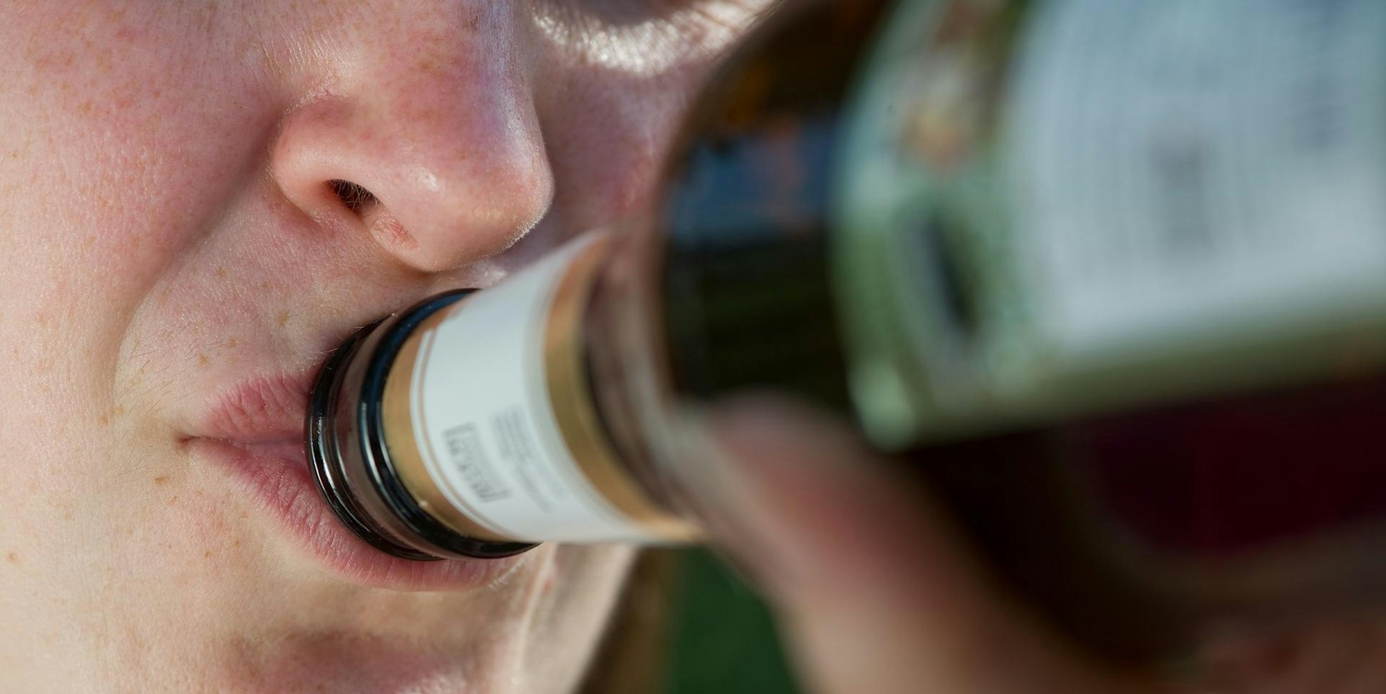 Frau Alkohol Bier Flasche trinken
