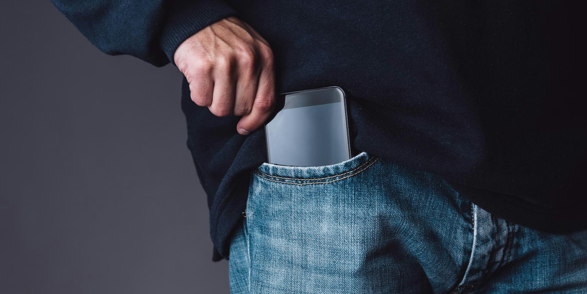 Smartphone in der Jeans Getty Images