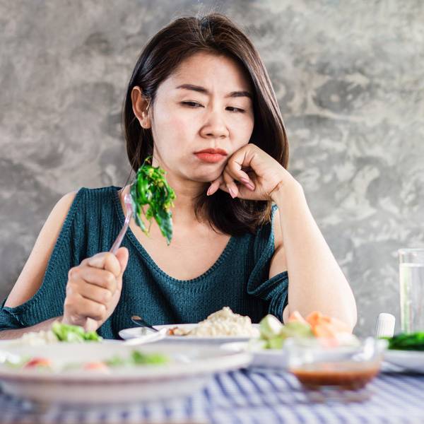 Symbolbild Frau schmeckt Essen nicht
