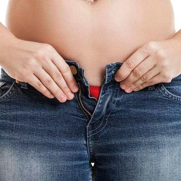 Frau kriegt die Jeans nicht mehr zu