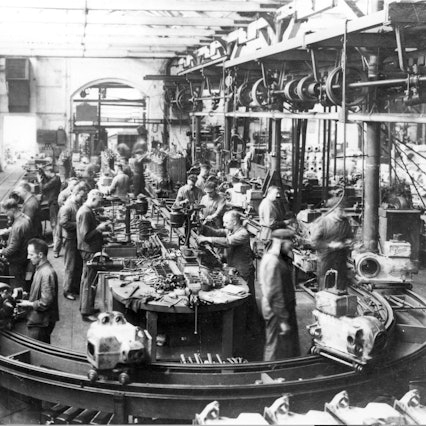 1925_fliessmontage_liegende_1-zyl_4-takt_miti_Logo