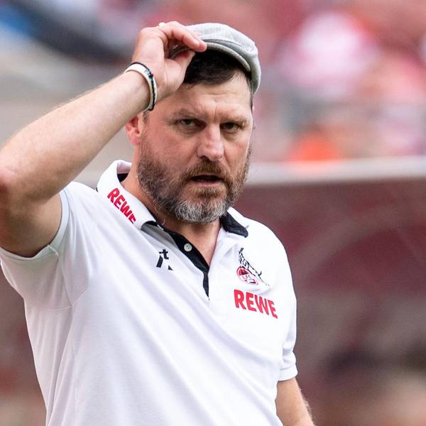 Trainer Steffen Baumgart fasst sich an die Kappe