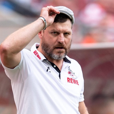 Trainer Steffen Baumgart fasst sich an die Kappe