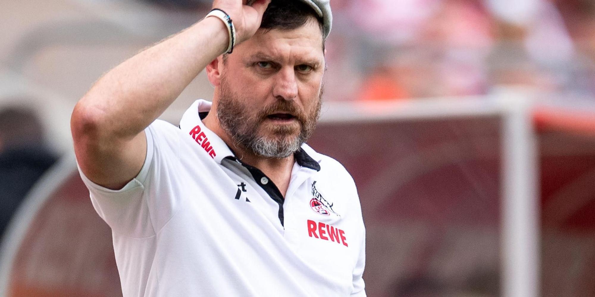 Trainer Steffen Baumgart fasst sich an die Kappe