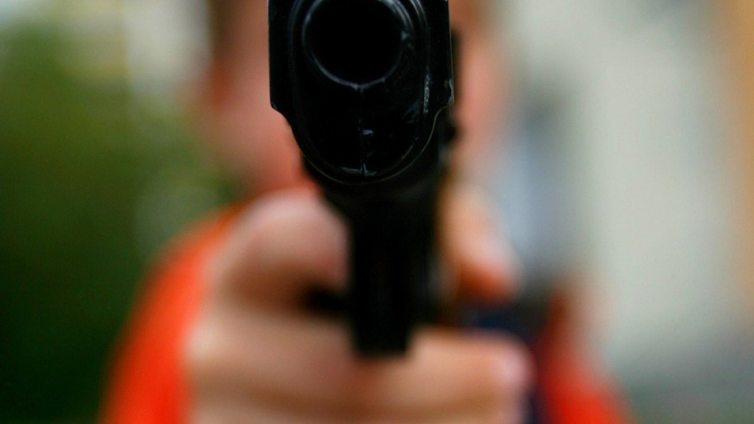 Das Symbolbild zeigt den Lauf einer Pistole.