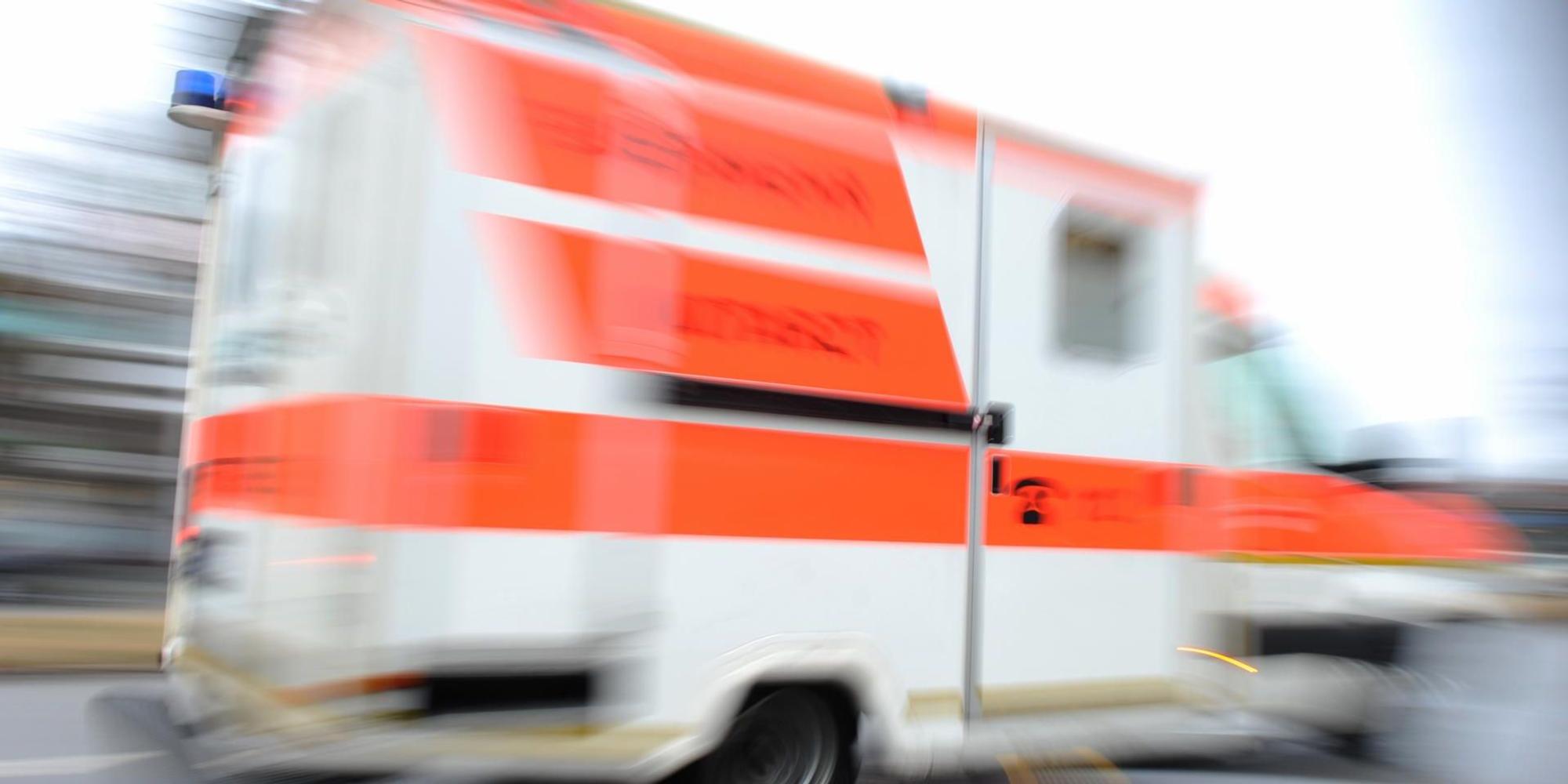 Krankenwagen in Fahrt Symbolbild dpa